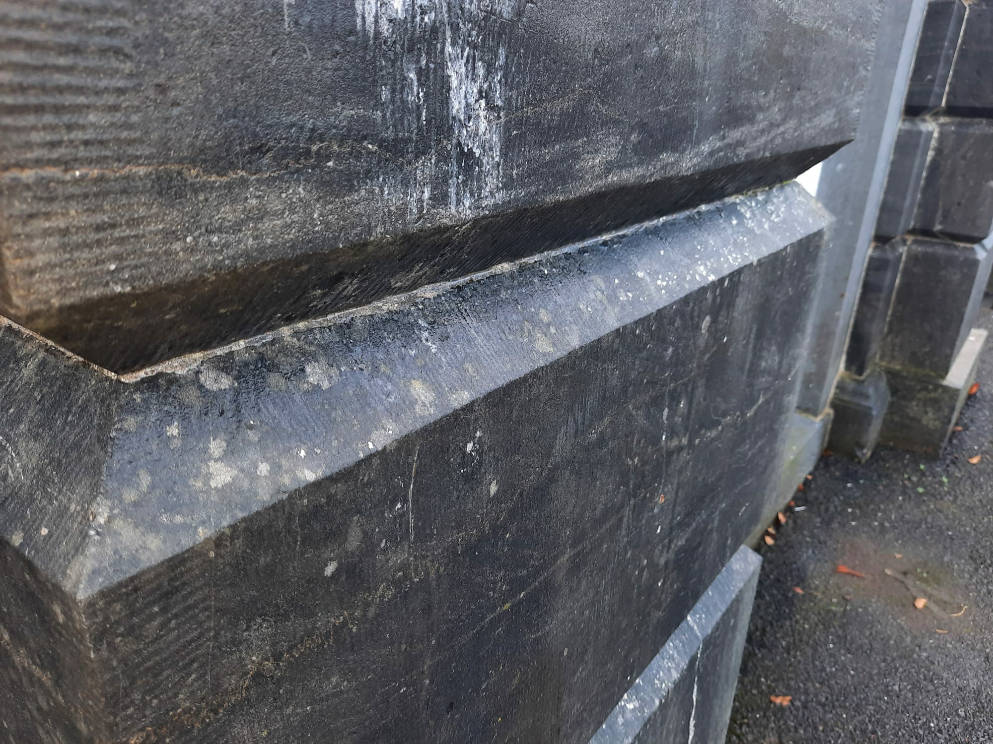 Extremely thin mortar joints make it difficult to remove