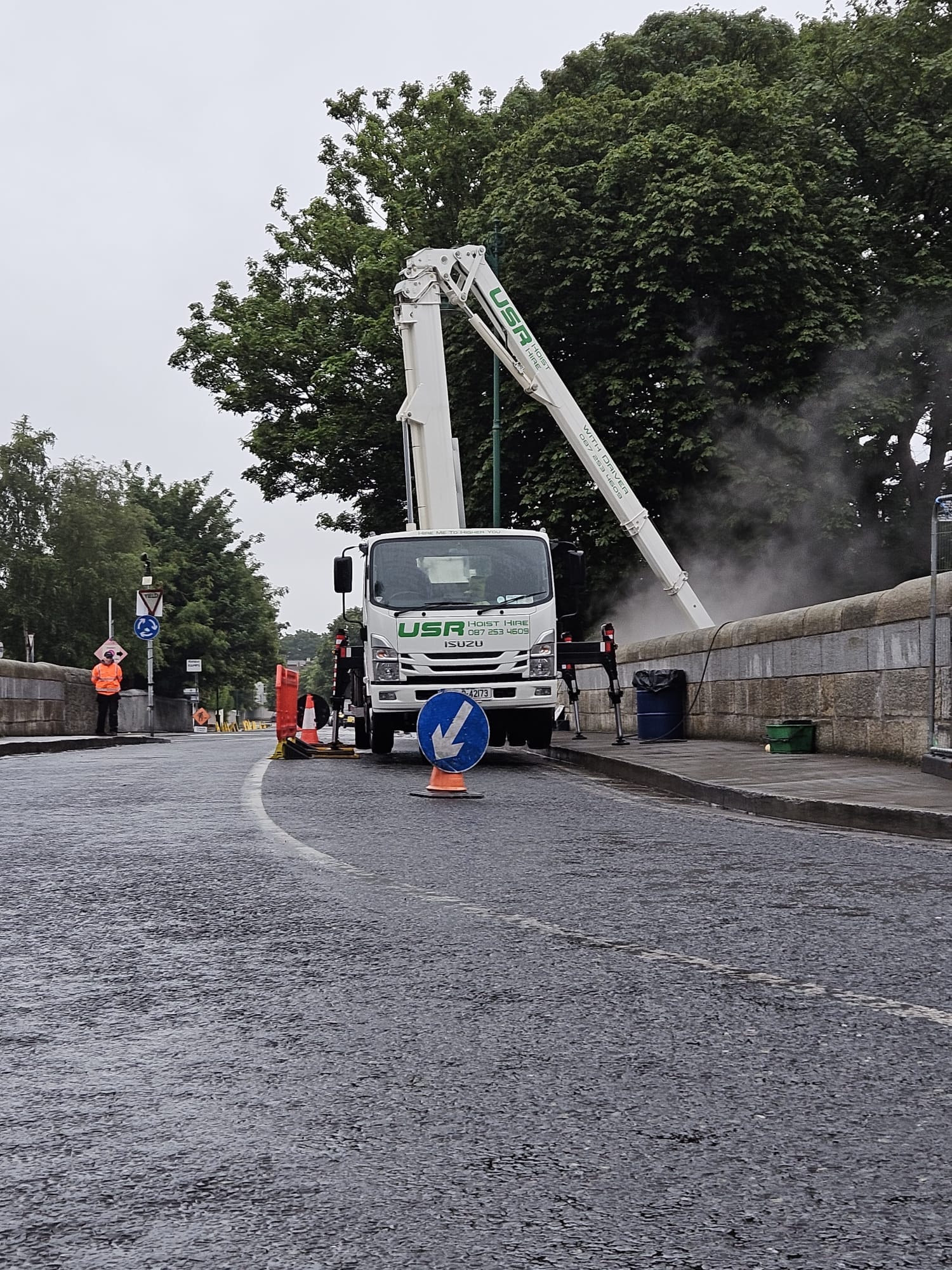 Road safety in place for graffiti removal Road safety in place for graffiti removal